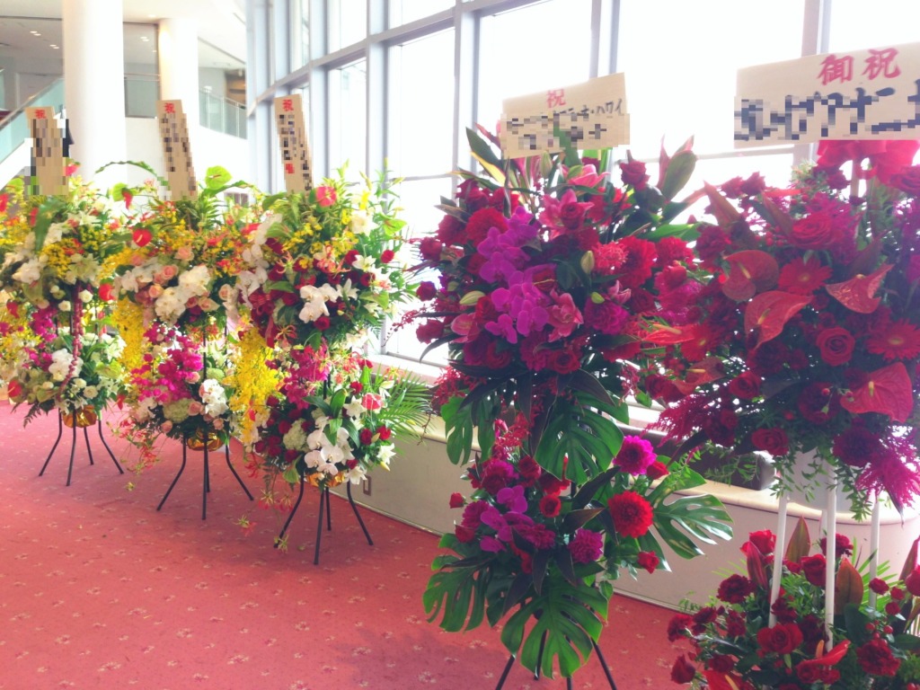 大井町きゅりあん8階大ホールへのスタンド花設置画像