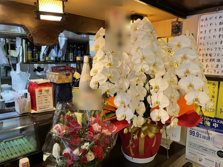 胡蝶蘭 白 5本立を飲食店にお届けした様子（40周年祝い）