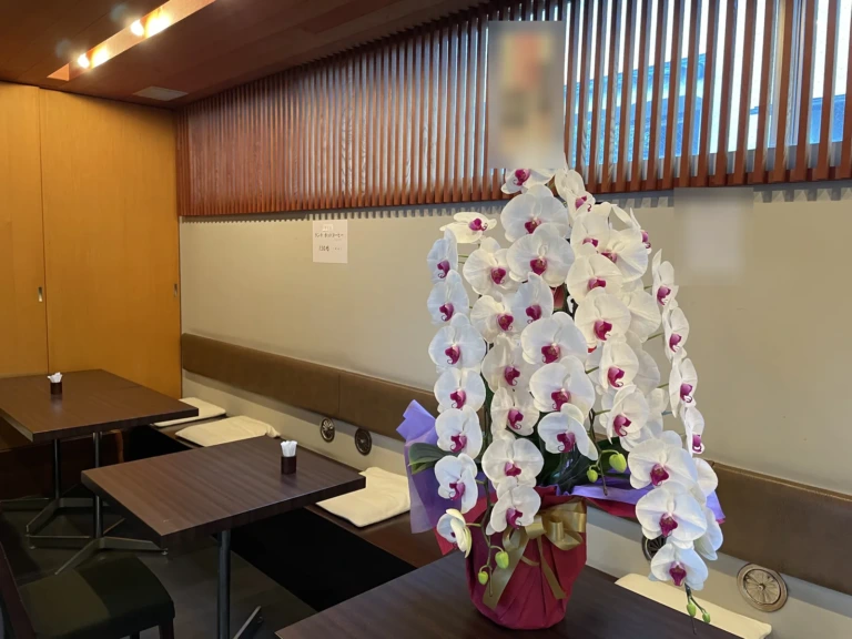 胡蝶蘭 白赤リップ 3本立を飲食店にお届けした様子（創業100周年祝い）
