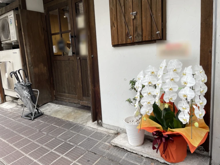 胡蝶蘭 白 3本立（25輪以上）を大田区西蒲田の飲食店にお届けした様子（開店3周年祝い）