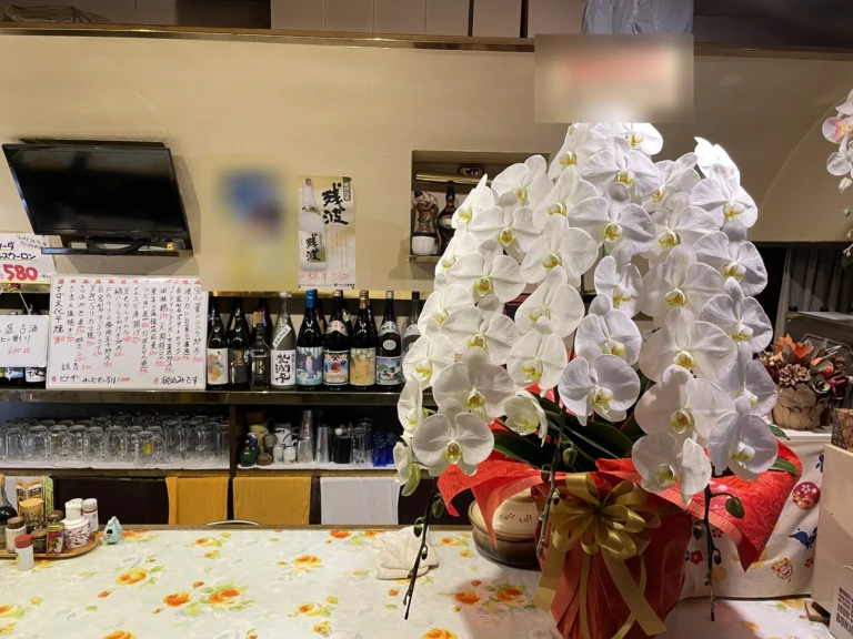 胡蝶蘭 白 3本立（ハイクラス）を品川区大井の飲食店にお届けした様子（開店25周年祝い）