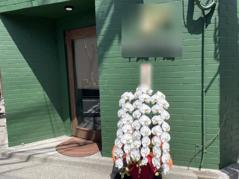 胡蝶蘭 白 3本立を店舗にお届けした様子（開店祝い）